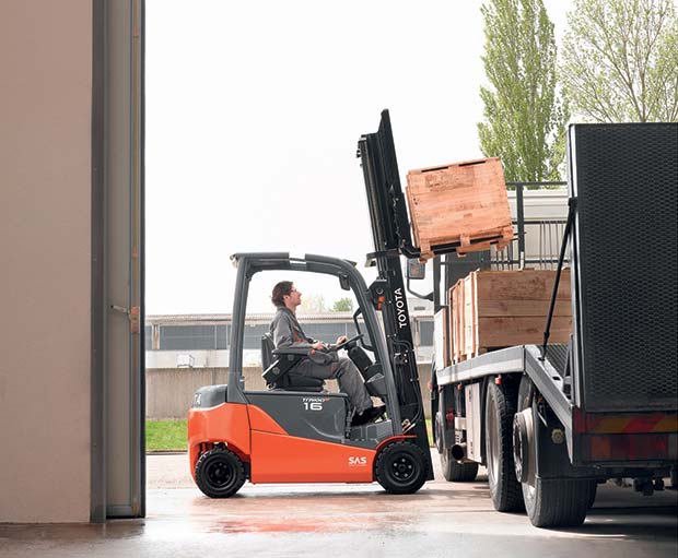 Toyota_Traigo48_Loading