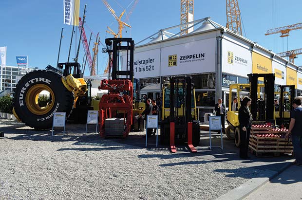 specialist-handling-attachments-on-the-hyster-stand-at-bauma-2013