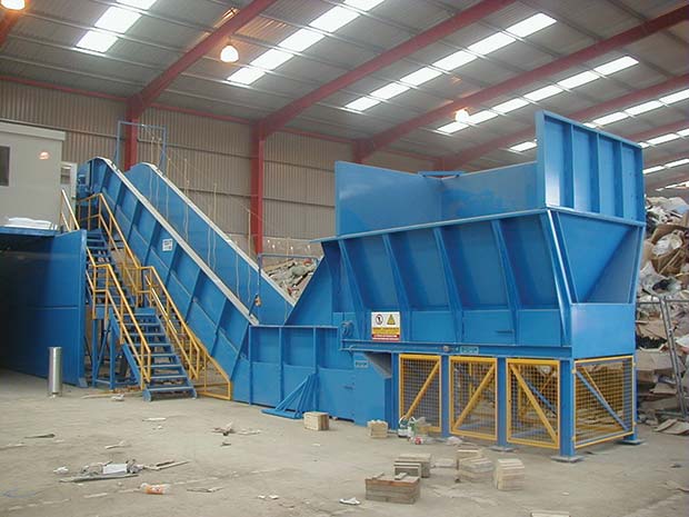 Inclined-conveyor-with-feed-hopper