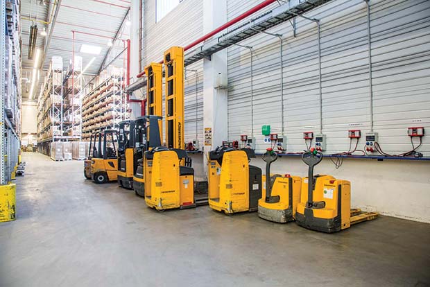 Rhenus operates a fleet of 24 electricallypowered forklift trucks. A central charging station is available for charging the traction batteries.