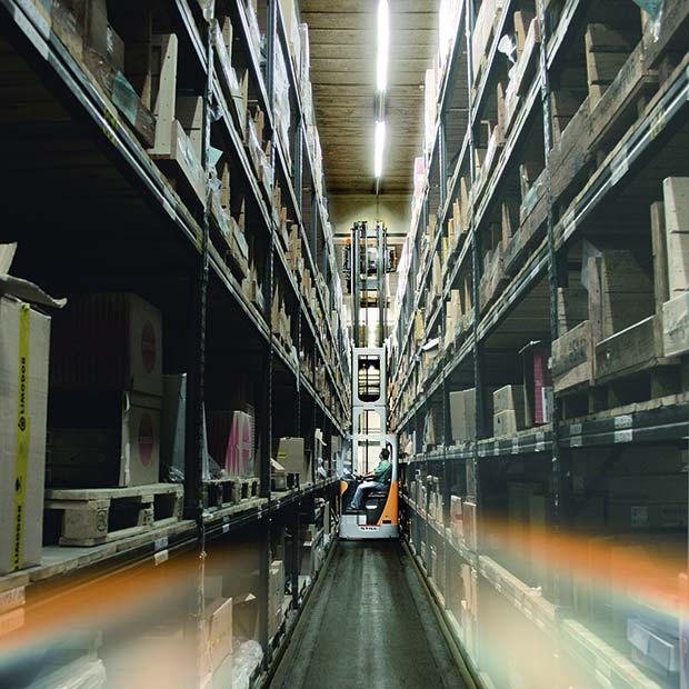rfid-narrow-ailse-warehouse-image10